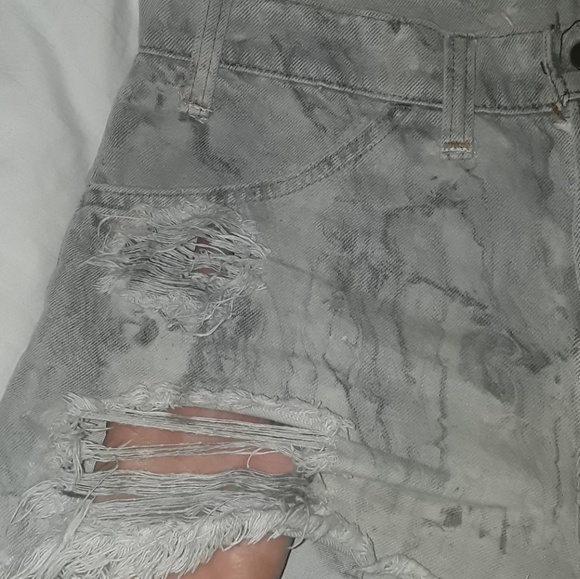 High waisted super- distressed Levi shorts - Picture 2 of 4